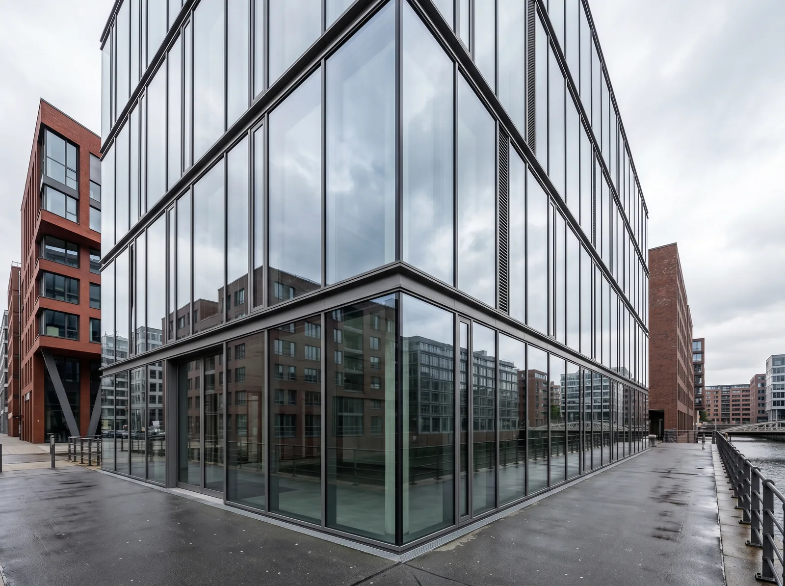 Selbige Bürofassade nach der Glasreinigung